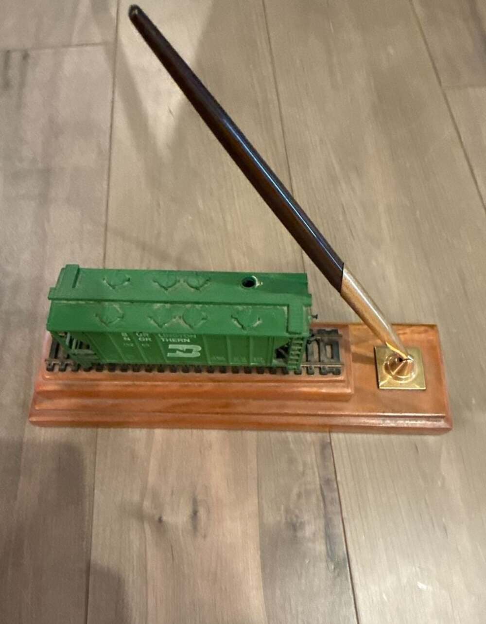 Vintage Athearn HO Scale Burlington Northern 3-Bay Hopper Train Desk Set & Pen
